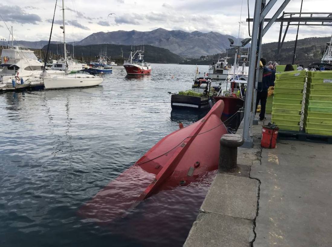 Fotos: Se hunde el barco santoñés &#039;Alvi&#039; en el puerto de Lastres