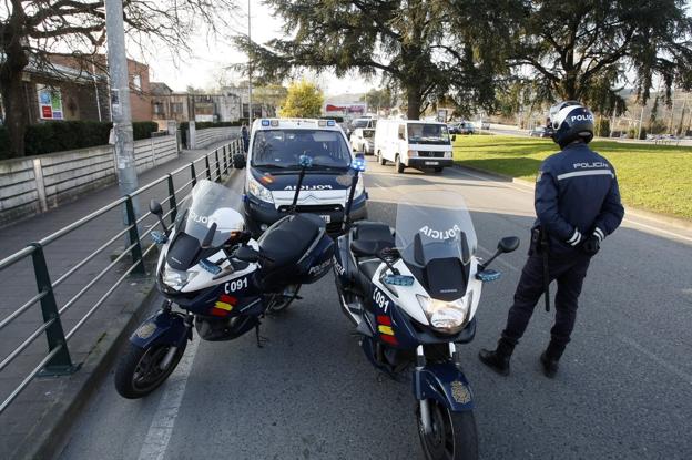 Agentes de la Policía Nacional durante el establecimiento de un control policial en la rotonda elíptica.