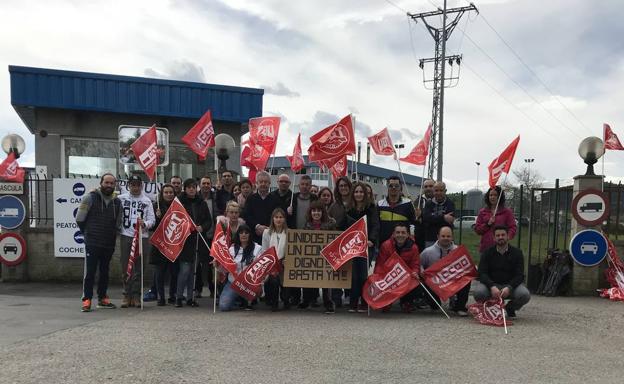 Algunos de los trabajadores de Láctteos Santander (Leche Celta), en uno de los paros convocados este lunes.