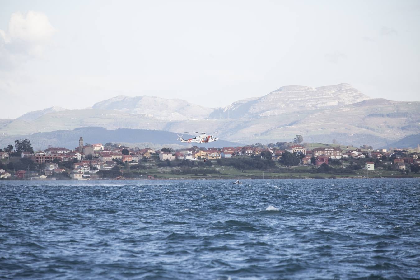 Fotos: Muere el piloto de un barco hundido esta tarde en la bahía de Santander