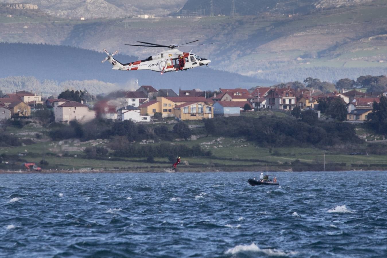 Fotos: Muere el piloto de un barco hundido esta tarde en la bahía de Santander