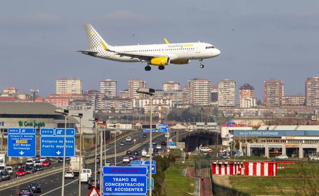 Un vuelo de Vueling, apunto de aterrizar en el Severiano Ballesteros. 