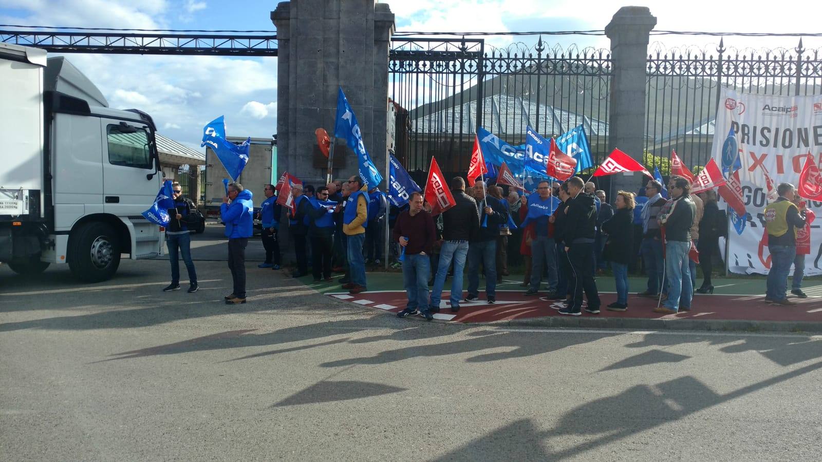 Fotos: Los funcionarios de prisiones protestan a las puertas de El Dueso