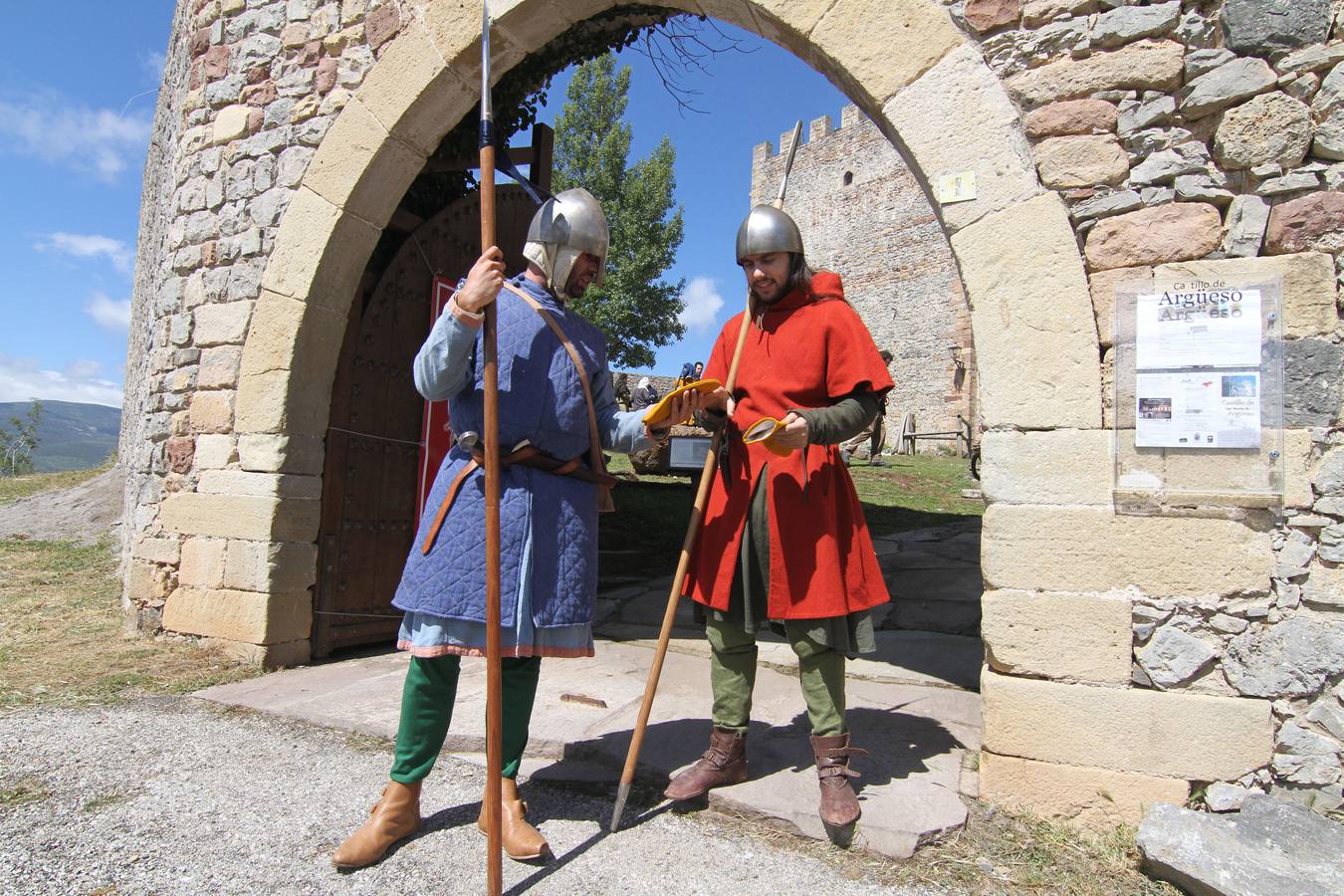 Vistas aéreas, con nieve, bajo el sol, entre las nubes, como marco de fiestas históricas, cpn exposiciones o conciertos... el castillo de Argüeso en todo su esplendor