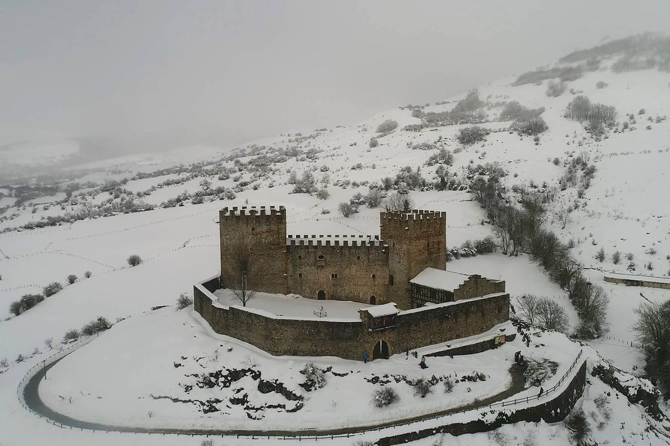 Vistas aéreas, con nieve, bajo el sol, entre las nubes, como marco de fiestas históricas, cpn exposiciones o conciertos... el castillo de Argüeso en todo su esplendor