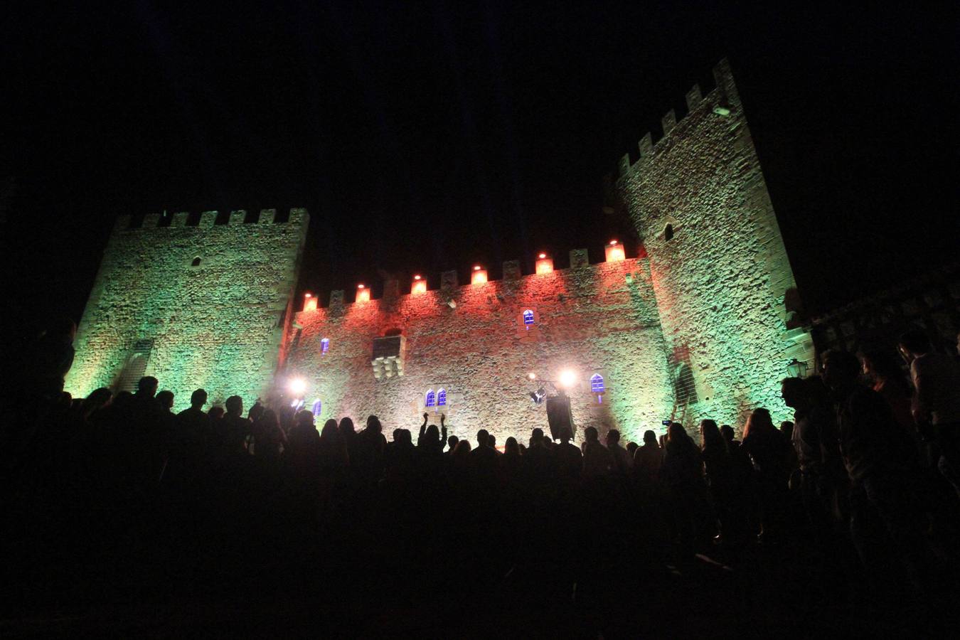 Vistas aéreas, con nieve, bajo el sol, entre las nubes, como marco de fiestas históricas, cpn exposiciones o conciertos... el castillo de Argüeso en todo su esplendor