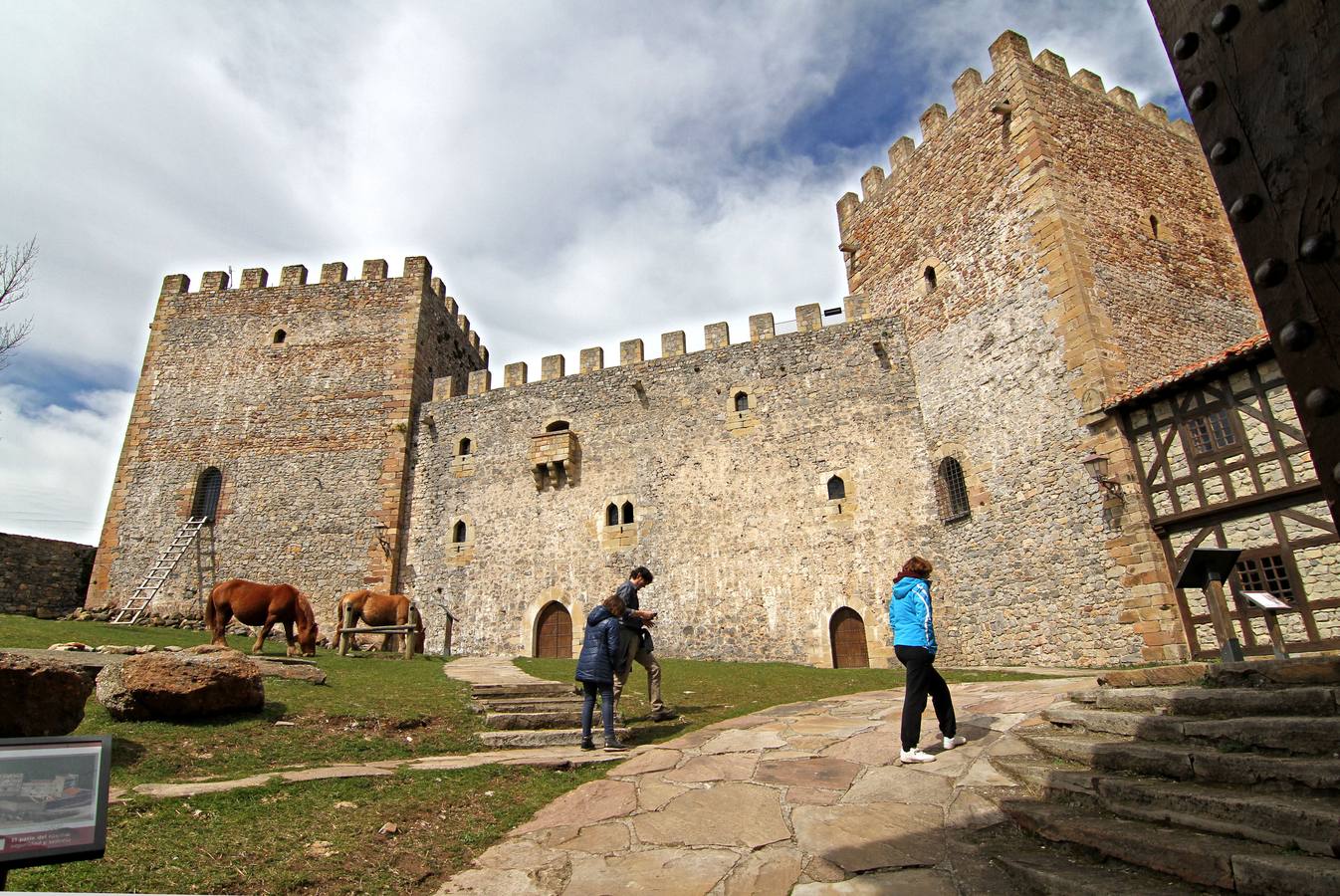 Vistas aéreas, con nieve, bajo el sol, entre las nubes, como marco de fiestas históricas, cpn exposiciones o conciertos... el castillo de Argüeso en todo su esplendor