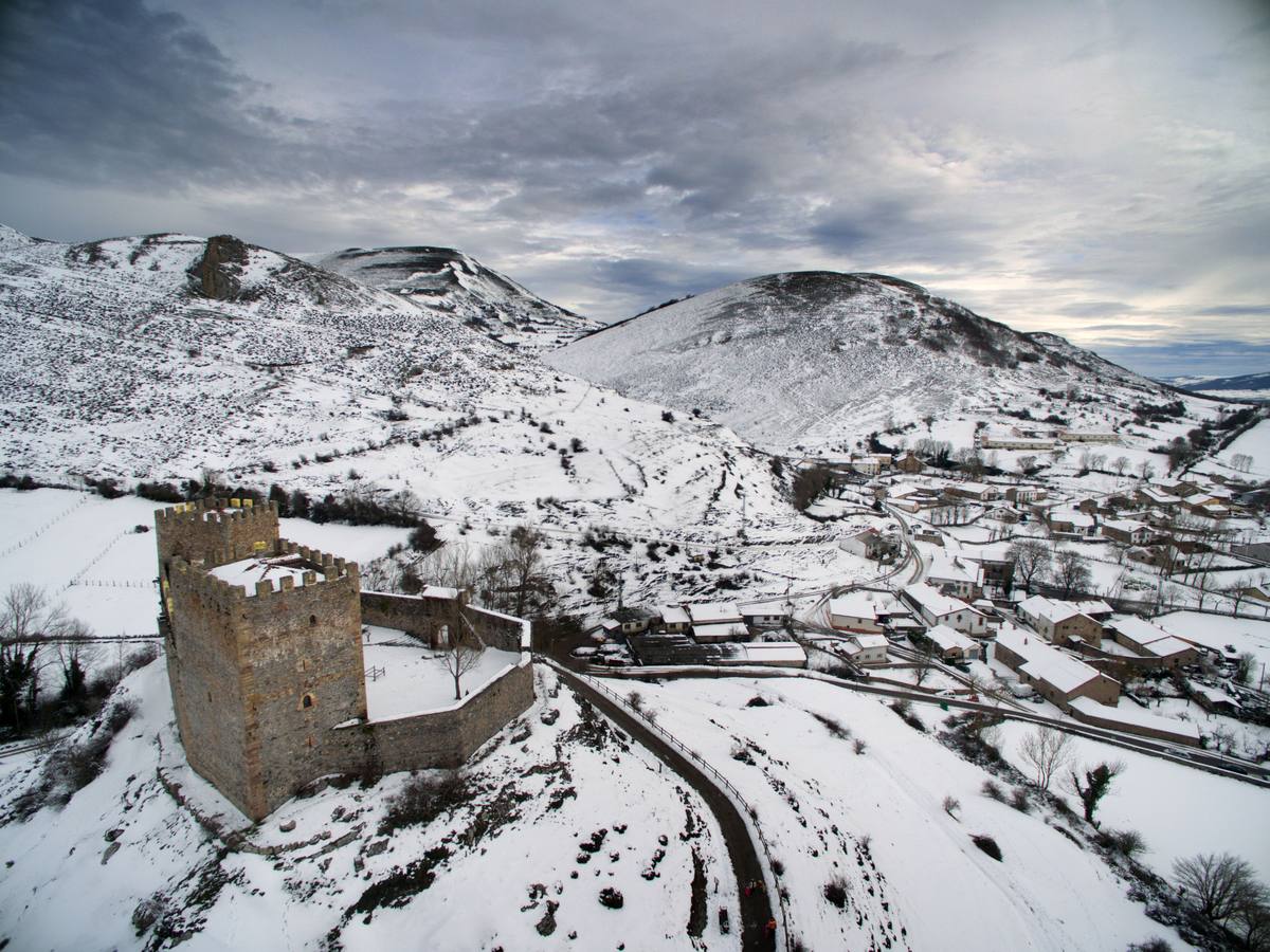 Vistas aéreas, con nieve, bajo el sol, entre las nubes, como marco de fiestas históricas, cpn exposiciones o conciertos... el castillo de Argüeso en todo su esplendor