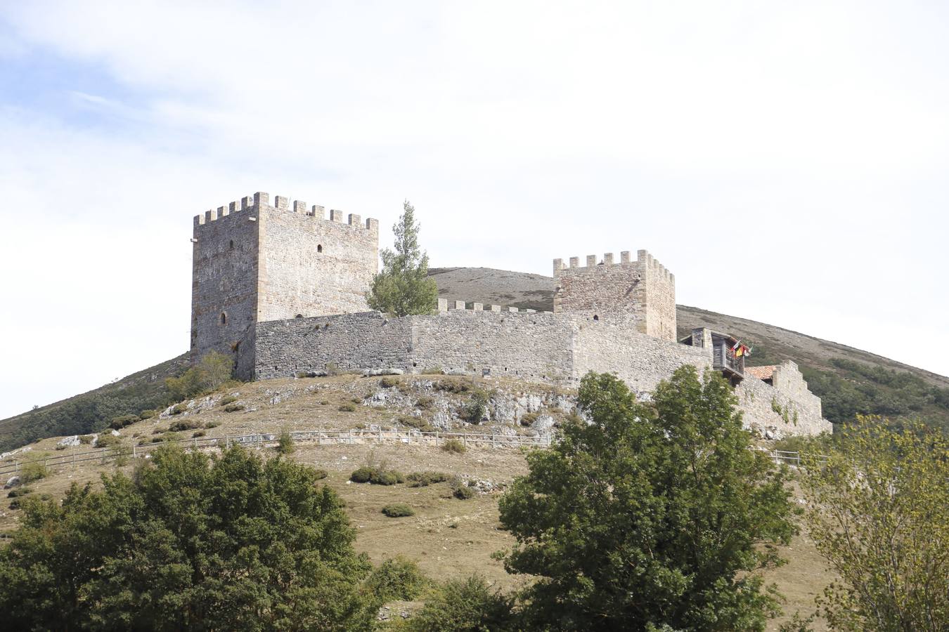 Vistas aéreas, con nieve, bajo el sol, entre las nubes, como marco de fiestas históricas, cpn exposiciones o conciertos... el castillo de Argüeso en todo su esplendor