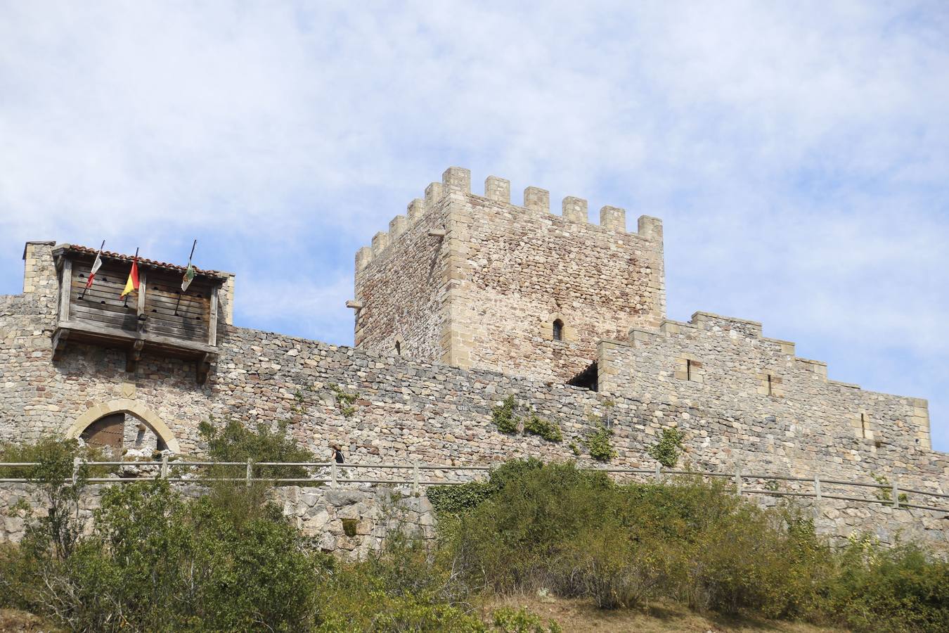 Vistas aéreas, con nieve, bajo el sol, entre las nubes, como marco de fiestas históricas, cpn exposiciones o conciertos... el castillo de Argüeso en todo su esplendor