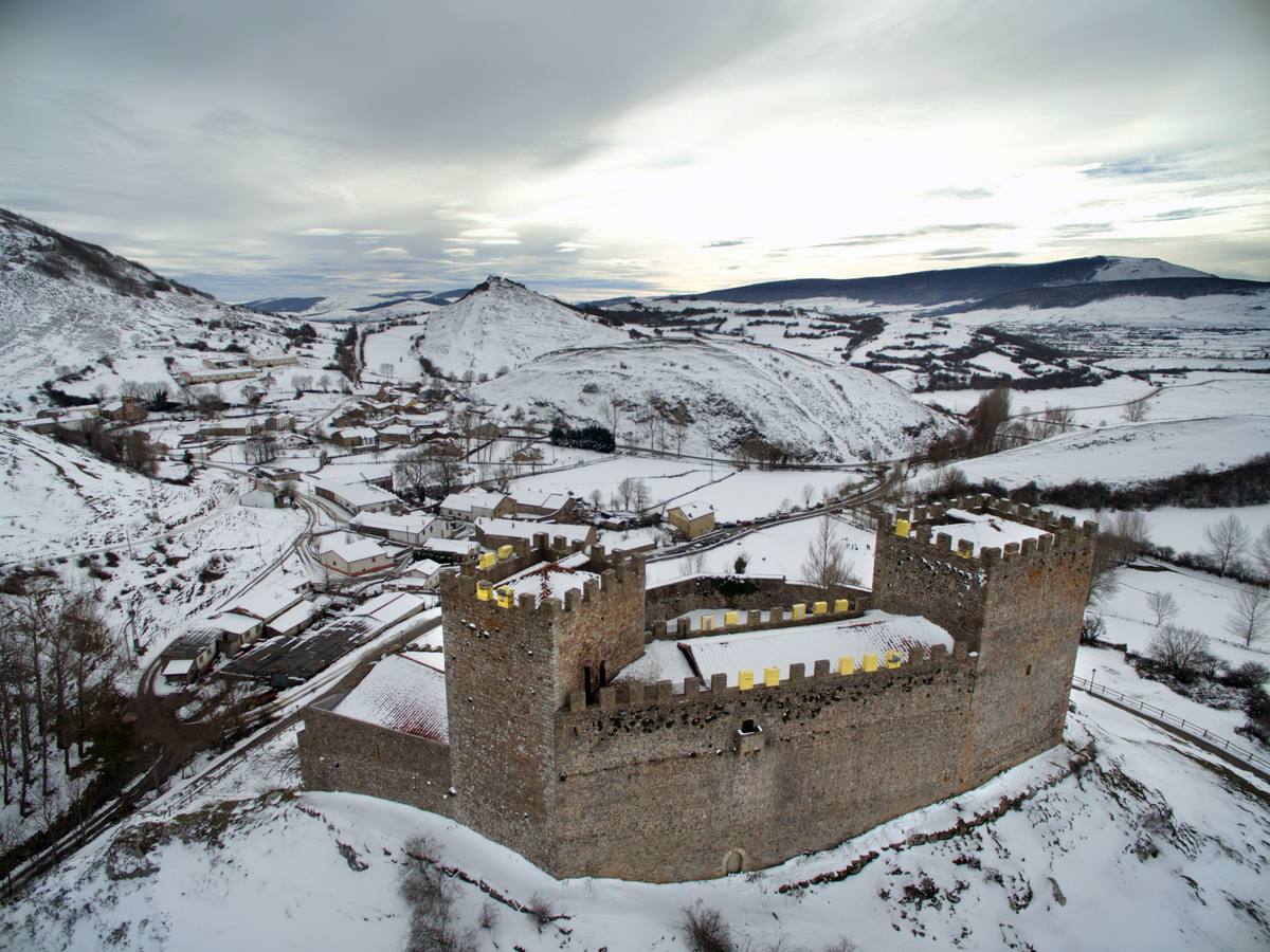 Vistas aéreas, con nieve, bajo el sol, entre las nubes, como marco de fiestas históricas, cpn exposiciones o conciertos... el castillo de Argüeso en todo su esplendor