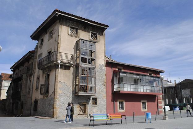 Hace dos años se arregló la cubierta y la torre del edificio. 