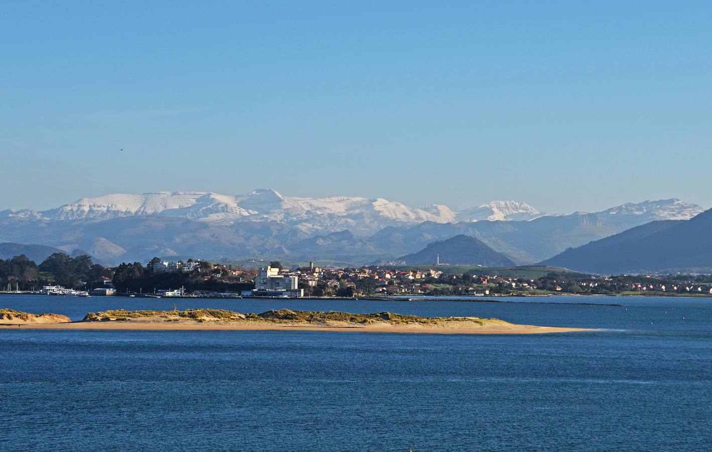 La llegada de la primavera a Cantabria hace olvidar poco a poco el duro invierno de temporales que ha vivido la región.