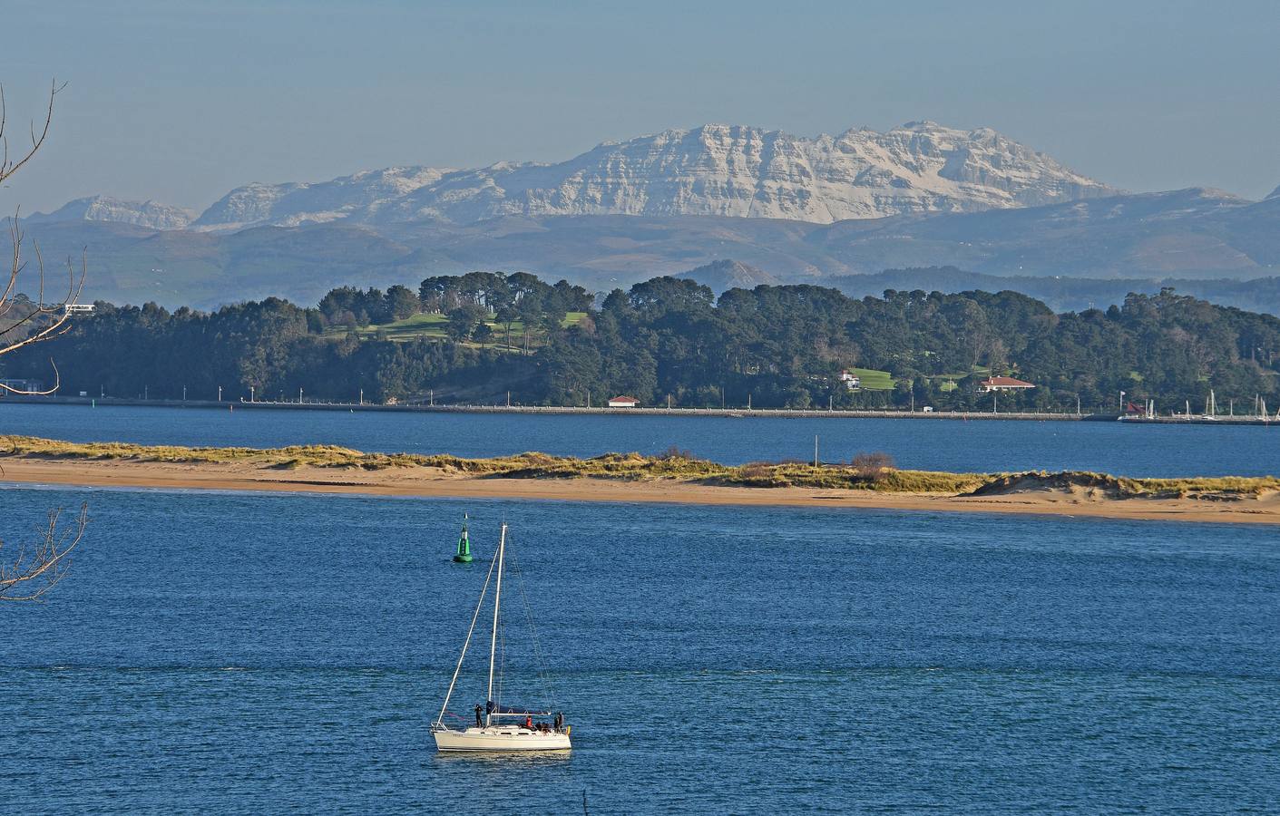 La llegada de la primavera a Cantabria hace olvidar poco a poco el duro invierno de temporales que ha vivido la región.