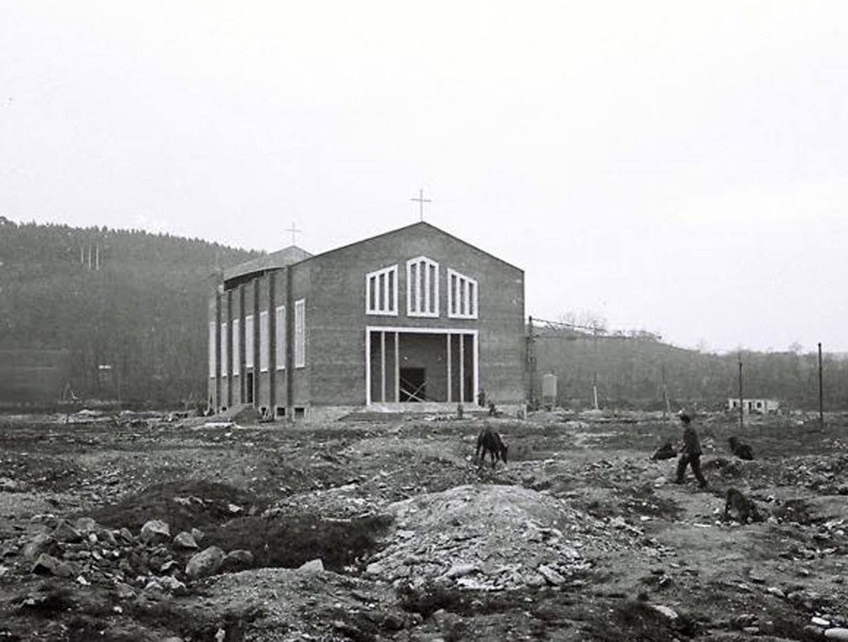 Imagen retrospectiva del templo en construcción.