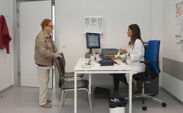Una doctora atiende a una paciente en un centro de salud de Cantabria.