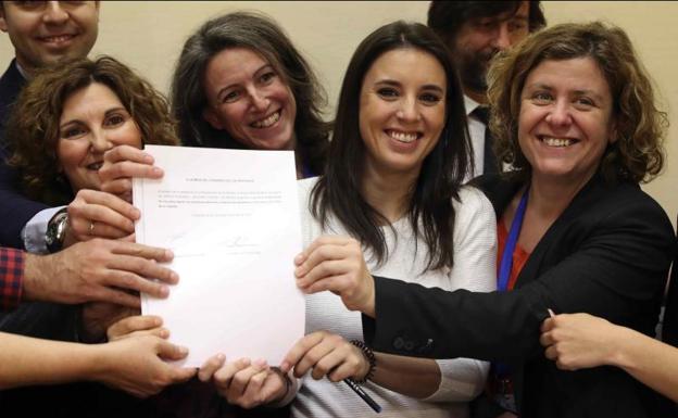La portavoz de Unidos Podemos en el Congreso, Irene Montero, registra, junto a varias compañeras de partido, una Proposición de Ley para regular los alquileres abusivos.