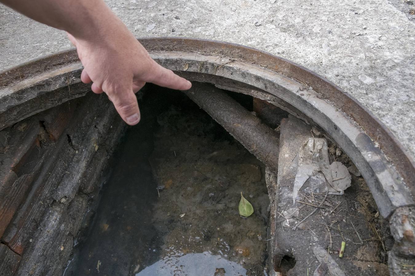Francisco Javier Muñiz y Conchi Recio muestran la última fuga en su red de abastecimiento, las arquetas de pluviales que se desbordan cada vez que llueve, las bombas de achique que usan los vecinos para que no se les inunden los bajos...