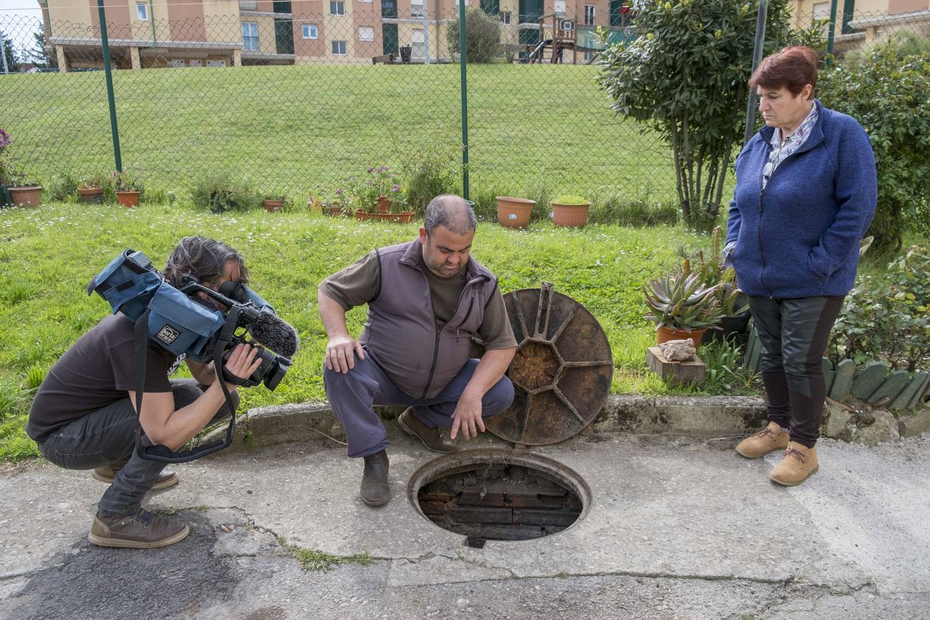 Francisco Javier Muñiz y Conchi Recio muestran la última fuga en su red de abastecimiento, las arquetas de pluviales que se desbordan cada vez que llueve, las bombas de achique que usan los vecinos para que no se les inunden los bajos...