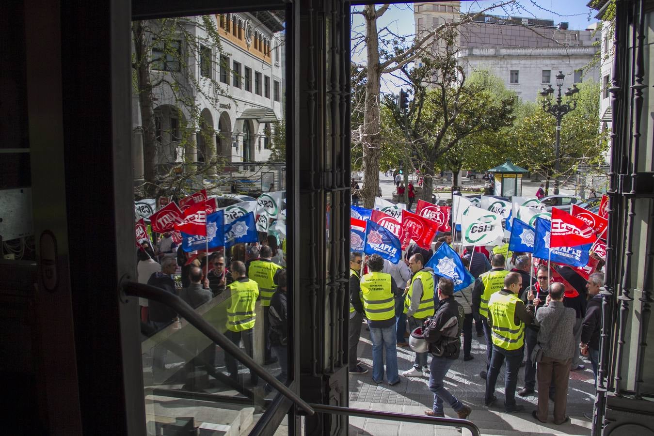 Policías locales se han vuelto a concentrar hoy ante la Delegación del Gobierno en Cantabria para pedir que se anticipe a los 60 años su edad de jubilación, una movilización que se ha desarrollado en toda España y que tendrá continuidad si el Gobierno no atiende sus demandas.