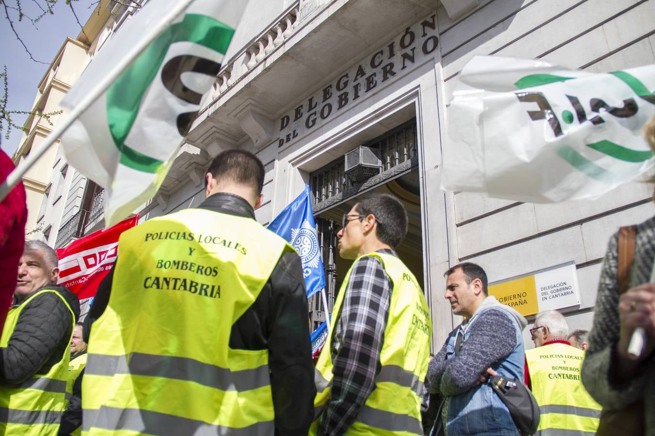 Policías locales se han vuelto a concentrar hoy ante la Delegación del Gobierno en Cantabria para pedir que se anticipe a los 60 años su edad de jubilación, una movilización que se ha desarrollado en toda España y que tendrá continuidad si el Gobierno no atiende sus demandas.