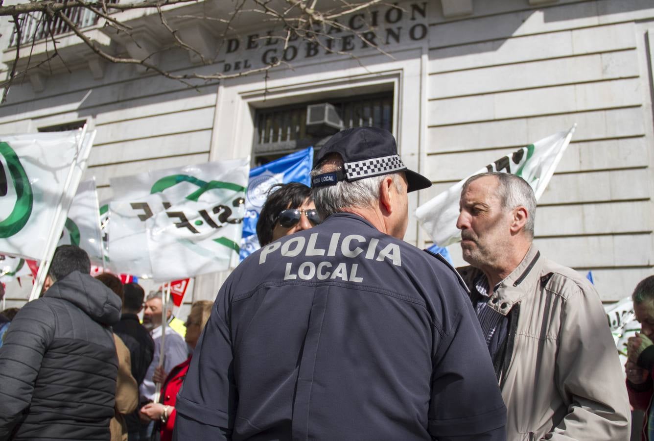 Policías locales se han vuelto a concentrar hoy ante la Delegación del Gobierno en Cantabria para pedir que se anticipe a los 60 años su edad de jubilación, una movilización que se ha desarrollado en toda España y que tendrá continuidad si el Gobierno no atiende sus demandas.