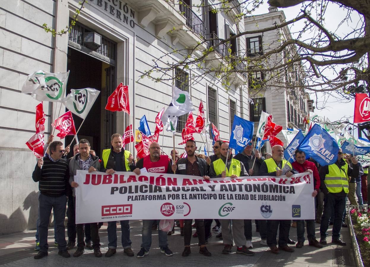 Policías locales se han vuelto a concentrar hoy ante la Delegación del Gobierno en Cantabria para pedir que se anticipe a los 60 años su edad de jubilación, una movilización que se ha desarrollado en toda España y que tendrá continuidad si el Gobierno no atiende sus demandas.