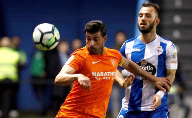 Colak (d) pelea un balón con el defensa del Málaga Miguel Torres. 