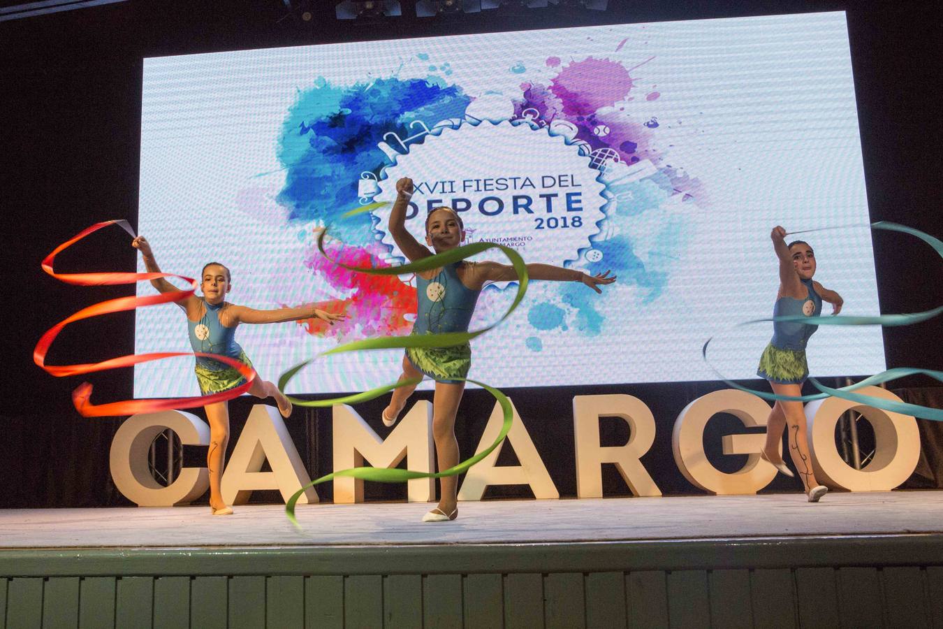 El centro cultural de La Vidriera ha acogido la celebración de la XXVII Fiesta del Deporte de Camargo, un evento que ha tenido lugar anoche para reconocer la labor de los deportistas y los clubes del municipio durante la pasada temporada.