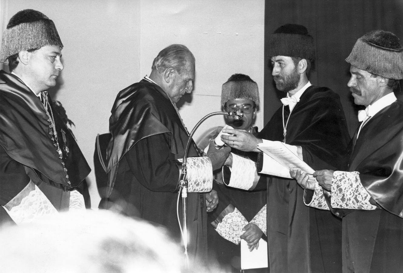 En octubre de 1988, el conde de Barcelona fue investido Doctor Honoris Causa en Ciencias del Mar, de manos del rector, Francisco Ureña e inauguró la IV Semana del Mar. 