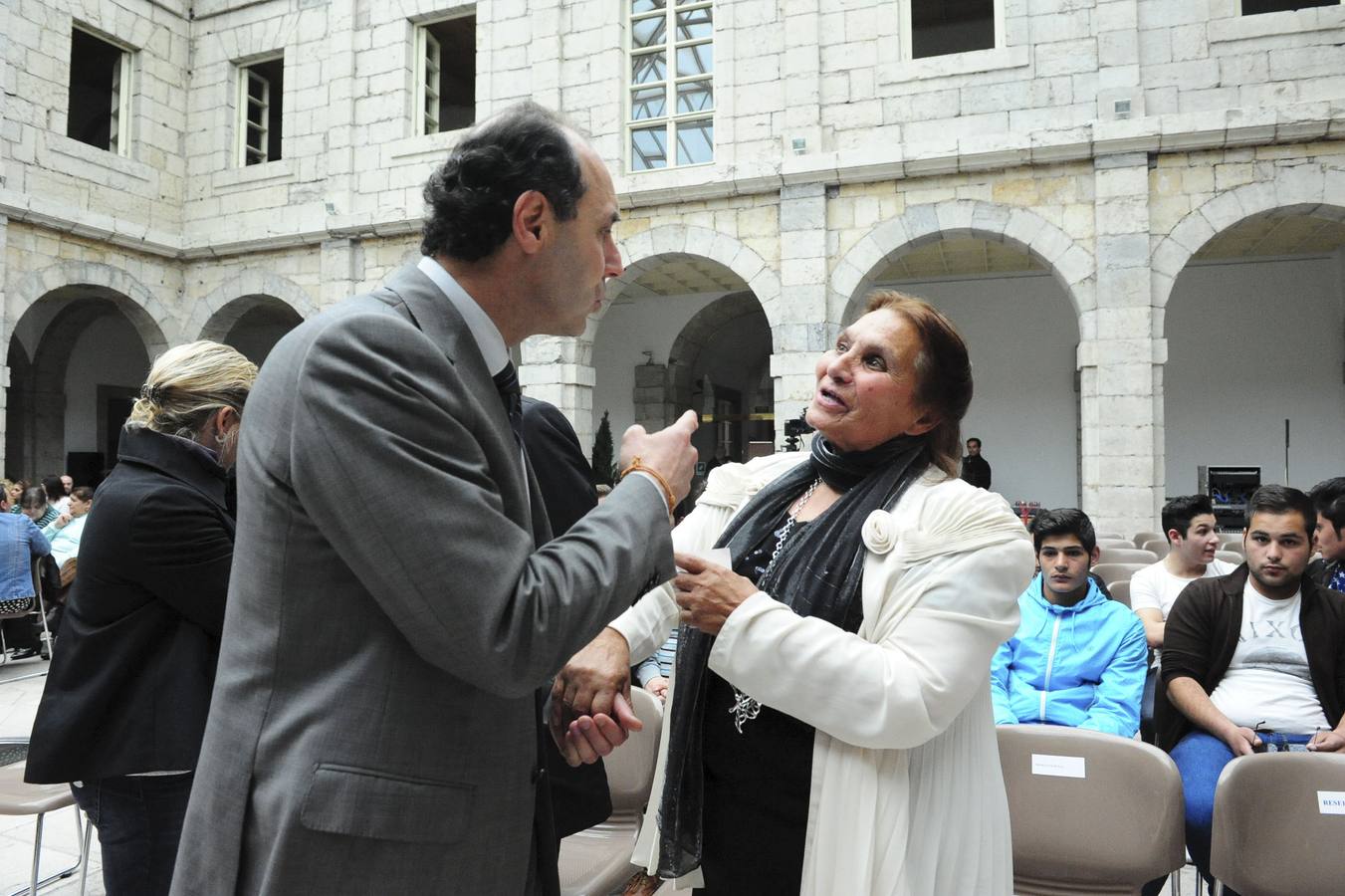 Ignacio Diego charla con Aurora Vázquez en la celebración de 2013 en el Parlamento.