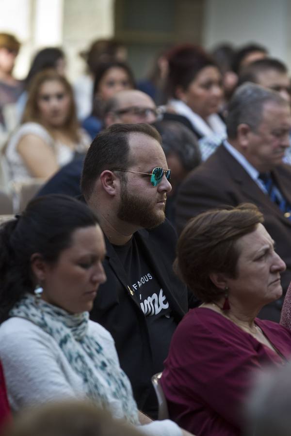 El cantante David Barrull en la celebración de 2015, también en el Parlamento de Cantabria.