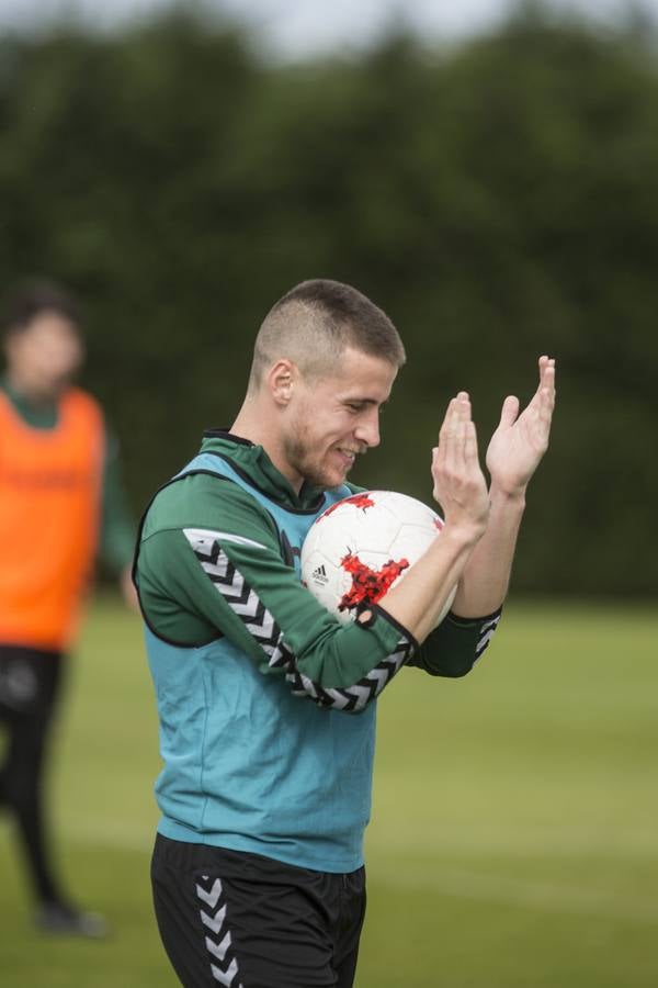 Fotos: El Racing prepara el partido ante el Lealtad