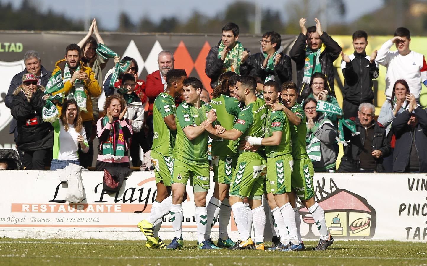 Fotos: El Racing se enfrenta al Lealtad