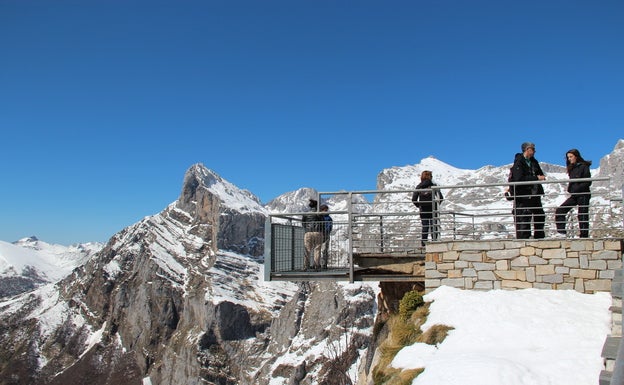 Grupo de turistas en el mirador del cable, en la estación superior del teleférico de Fuente Dé/ Pedro Álvarez