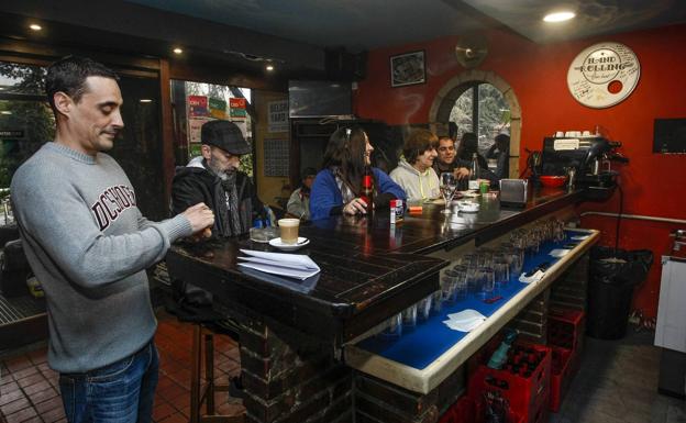 Socios, a primera hora de la tarde, en el club cannábico 'La Bolera' de Torrelavega. 