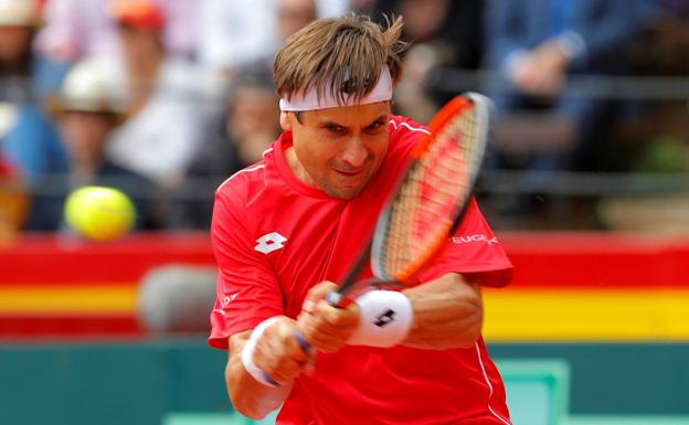 David Ferrer golpea la bola en el partido. 