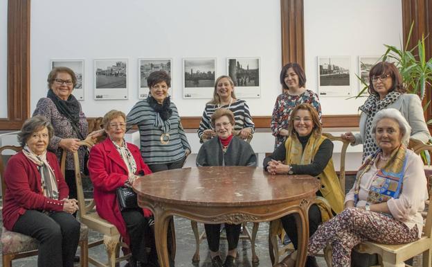 De pie, de izquierda a derecha, Amalia Pérez, Carmen Amor, Carmen López-Rendo, Cristina Gil y Mercedes Miguens. Sentadas, de izquierda a derecha, Carmen Carrión, Ana Madrazo, Marina Mier, Dolores Cuenca y María July Ramil.