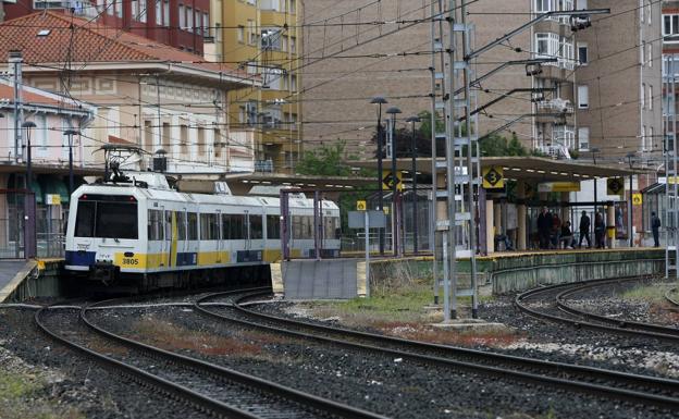 Un tren de Feve sale de la estación de Torrelavega.