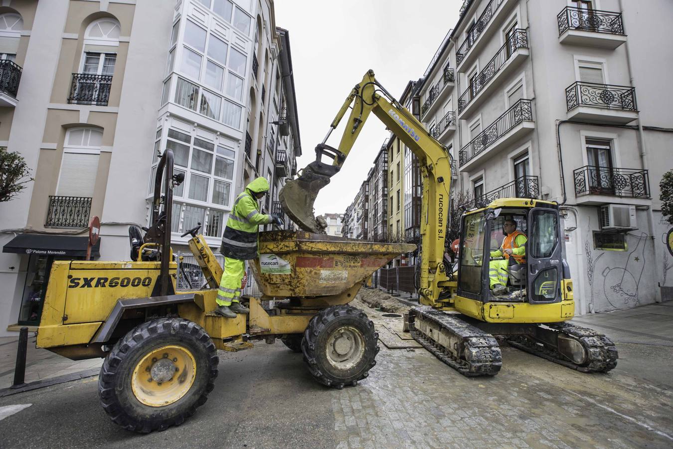 La total renovación de la calzada de la calle Peña Herbosa y todas las tuberías que van bajo ella avanzan por fases para facilitar la vida de los residentes. Cuando acabe la obra esta calle será de plataforma única; es decir, la calzada de adoquín de granito estará al mismo nivel que la acera, separadas por bolardos y árboles.