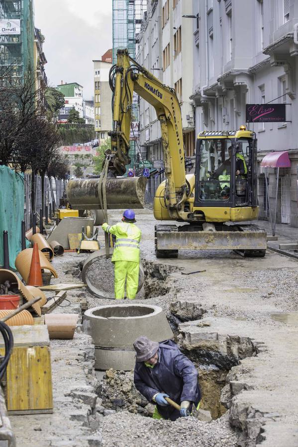 La total renovación de la calzada de la calle Peña Herbosa y todas las tuberías que van bajo ella avanzan por fases para facilitar la vida de los residentes. Cuando acabe la obra esta calle será de plataforma única; es decir, la calzada de adoquín de granito estará al mismo nivel que la acera, separadas por bolardos y árboles.