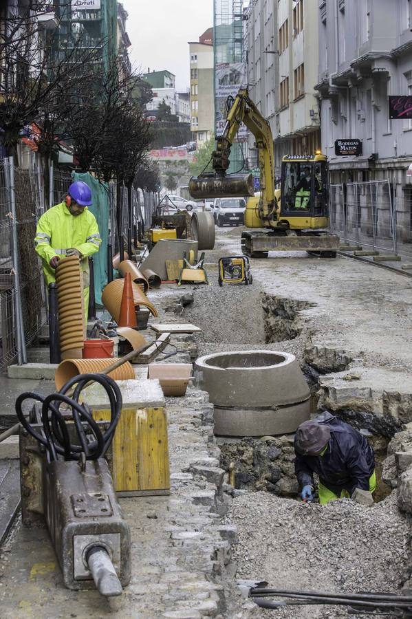 La total renovación de la calzada de la calle Peña Herbosa y todas las tuberías que van bajo ella avanzan por fases para facilitar la vida de los residentes. Cuando acabe la obra esta calle será de plataforma única; es decir, la calzada de adoquín de granito estará al mismo nivel que la acera, separadas por bolardos y árboles.