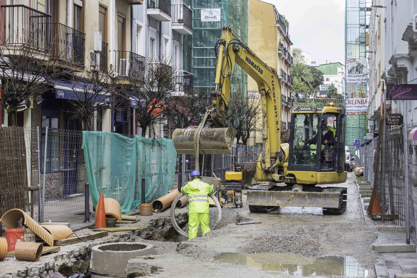 La total renovación de la calzada de la calle Peña Herbosa y todas las tuberías que van bajo ella avanzan por fases para facilitar la vida de los residentes. Cuando acabe la obra esta calle será de plataforma única; es decir, la calzada de adoquín de granito estará al mismo nivel que la acera, separadas por bolardos y árboles.