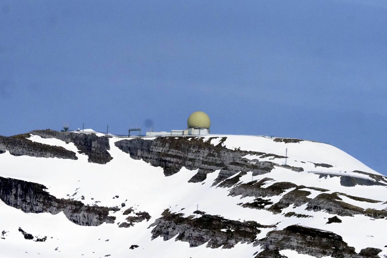 Tras el duro invierno que dejó media Cantabria bajo la nieve, con la llegada de la primavera el verde recobra su protagonismo en la región,