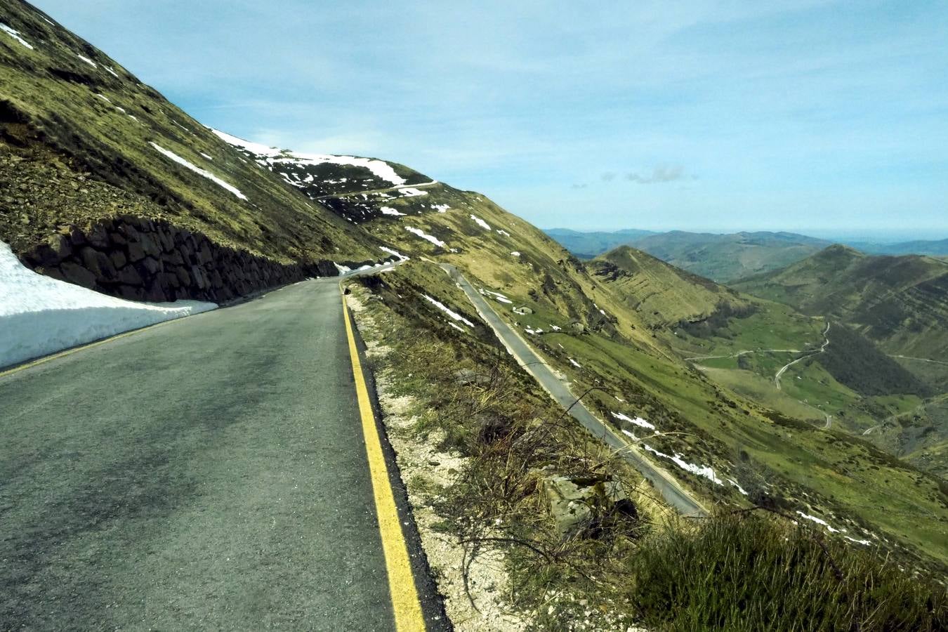 Tras el duro invierno que dejó media Cantabria bajo la nieve, con la llegada de la primavera el verde recobra su protagonismo en la región,