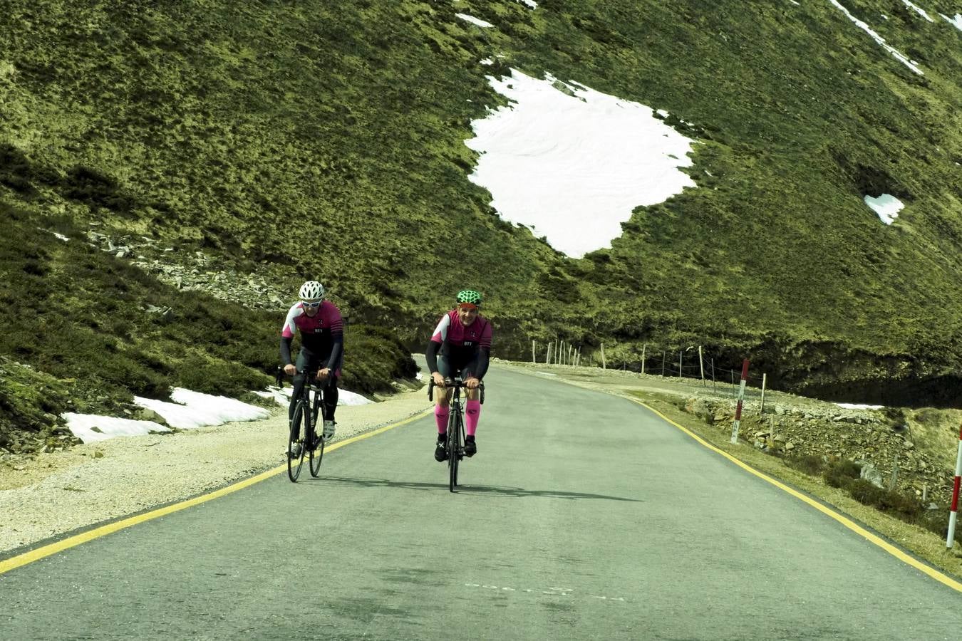 Tras el duro invierno que dejó media Cantabria bajo la nieve, con la llegada de la primavera el verde recobra su protagonismo en la región,