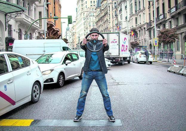 Álex Marín, palentino de 37 años y dueño de Forocoches, ayer en la Gran Vía de Madrid, donde presentó su primer libro. 