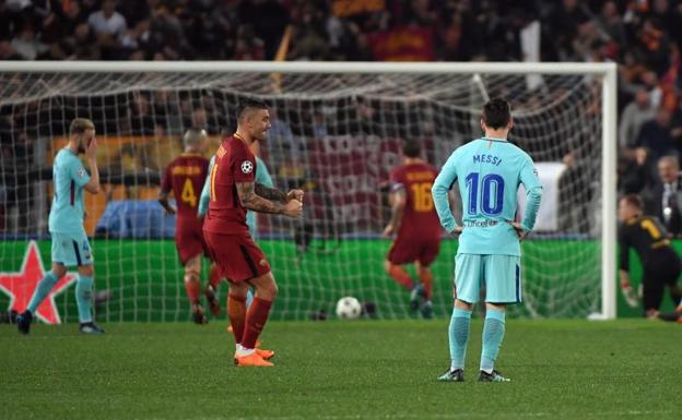 Los futbolistas del Barça, desolados tras uno de los tantos de la Roma. 