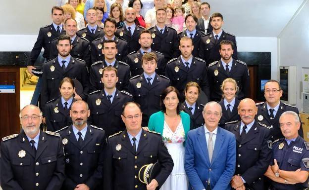 La alcaldesa, con los policías que se incorporaron el año pasado.