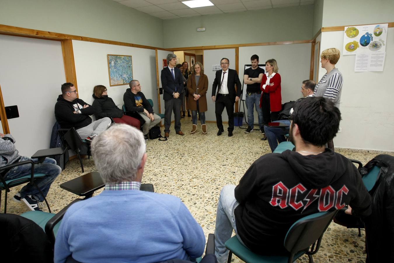 Fotos: Visita de Cruz Viadero al Centro de Rehabilitación Psicosocial Padre Menni de Torrelavega